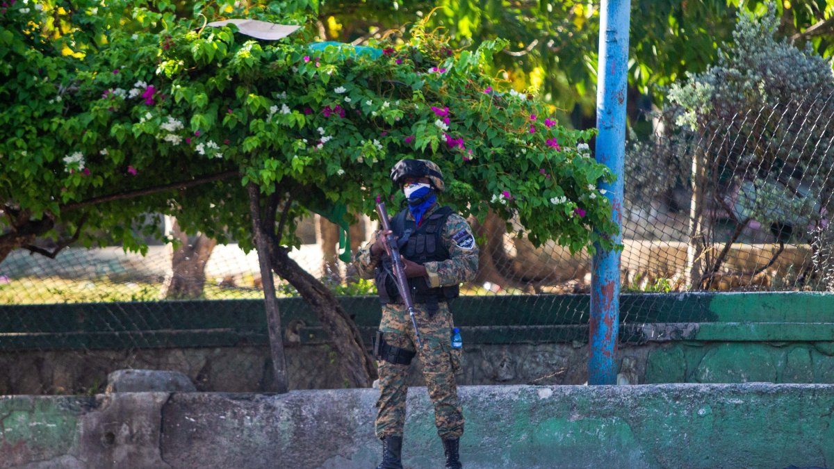 Agentes montan guardia tras el asesinato del presidente Jovenel Moise hoy, en Puerto Príncipe (Haití).