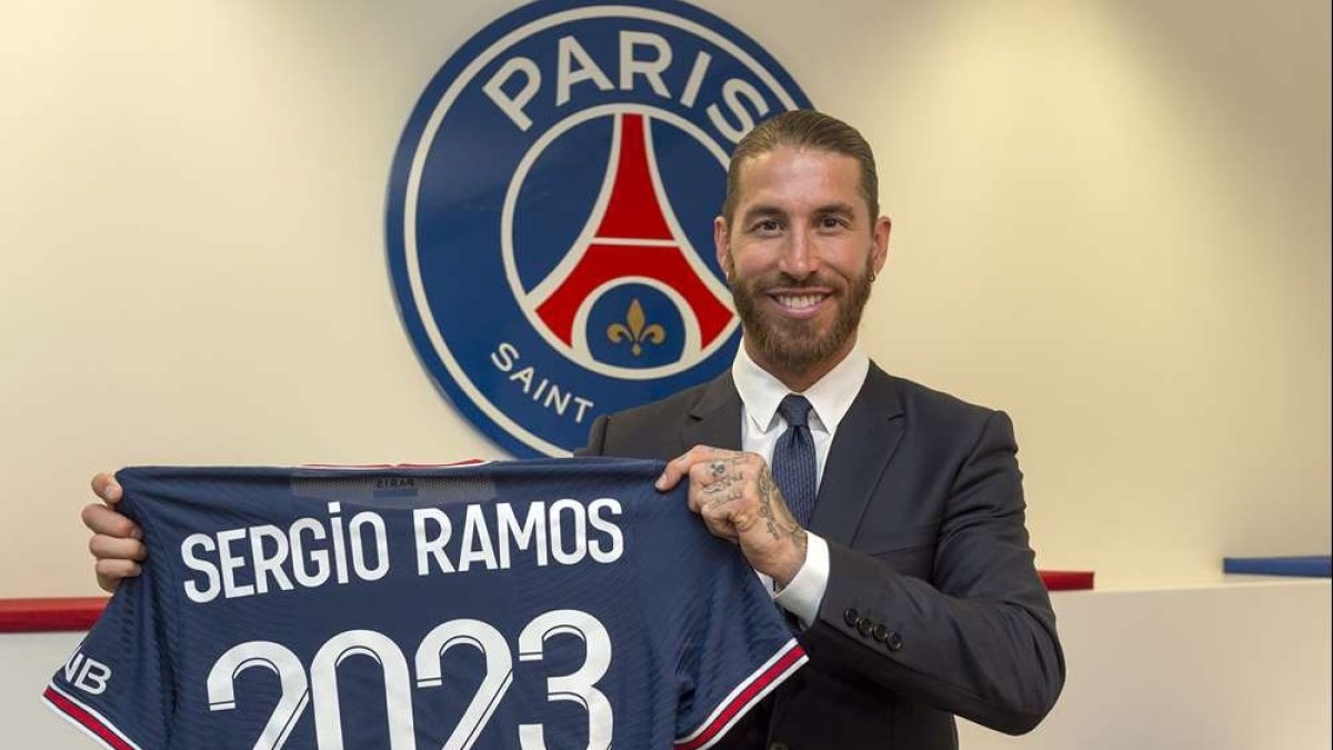 Sergio Ramos muestra la camiseta del PSG tras ser anunciado como fichaje.