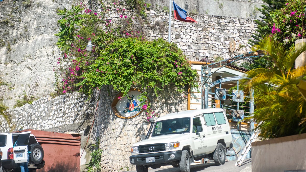 Foto de la ambulancia que trasladó el cuerpo del presidente haitiano asesinado.