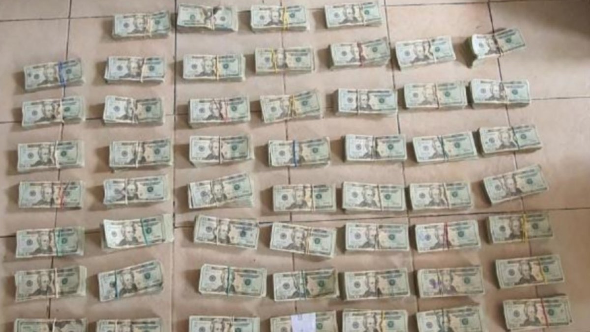 Evidencias. En el operativo se incautaron 199.000 dólares que habrían sido producto de la actividad ilícita.