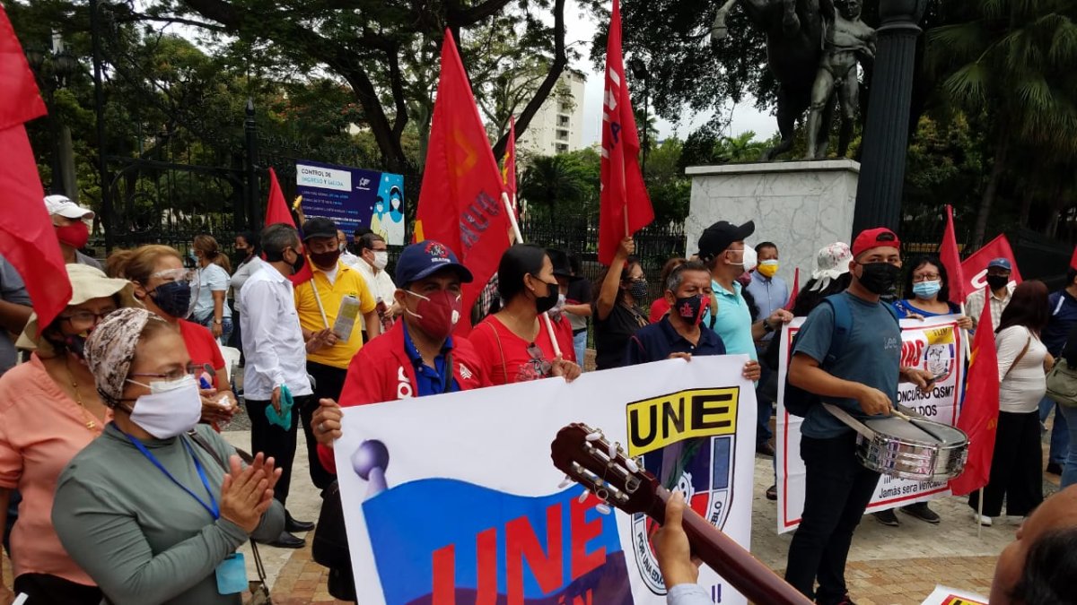Plantón de La UNE, en el Parque Centenario