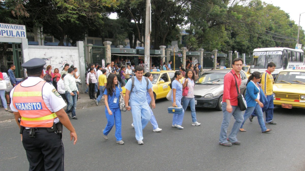 La avenida tiene afluencia de peatones todo el día. Es incómodo caminar.