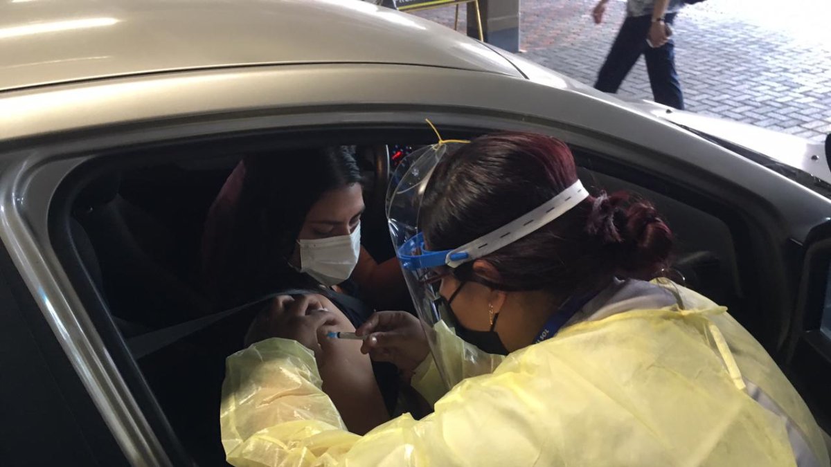 El centro comercial Mall del Sol adecuó parte de sus instalaciones para colaborar con el proceso de inmunización.