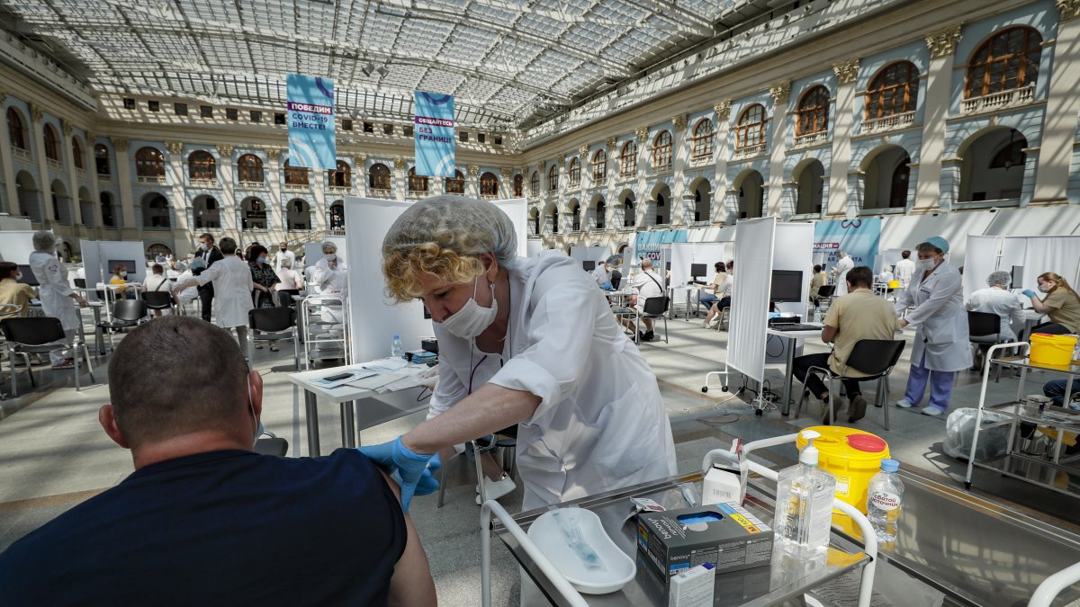 Un hombre recibe una dosis de la vacuna contra la covid-19 en Moscú el pasado 6 de julio.