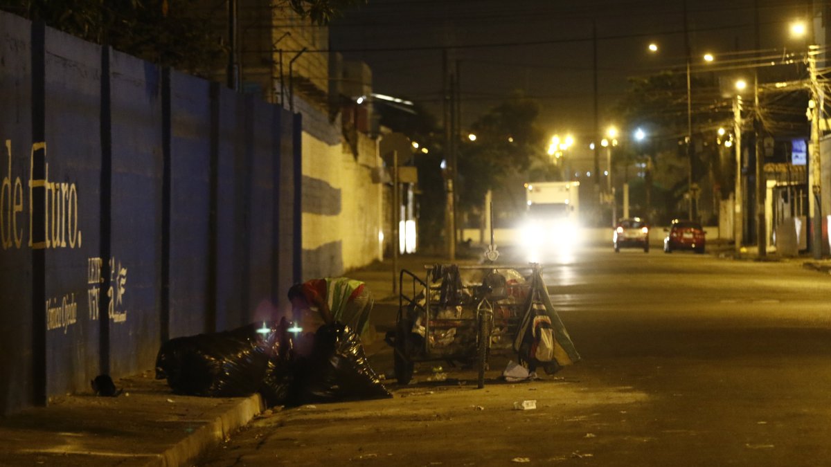 Algunas calles y callejones de la ciudadela permanecen a oscuras por la poca densidad del alumbrado público.