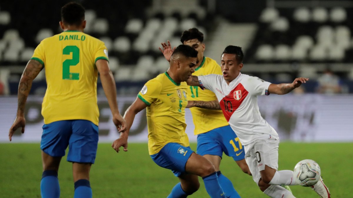 Casemiro (c), volante de la selección brasileña, elogió el juego en conjunto de los argentinos.