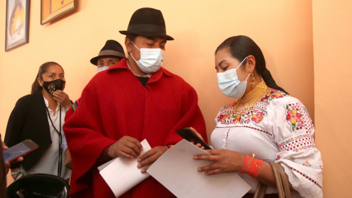 Leonidas Iza mantuvo ayer un diálogo con la asambleísta Dina Farinango. Ambos cuestionan la autorregulación que propone el Ejecutivo.