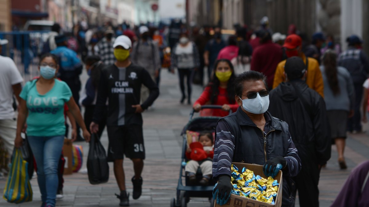 Aglomeraciones en el centro y sur de Quito, en una imagen de julio de 2020, durante la fase inicial de expansión en el país del virus causante de la COVID-19.