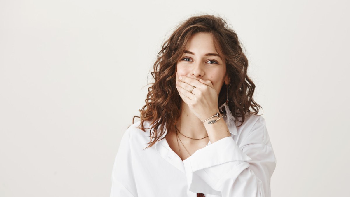 Mujer con ataque de hipo