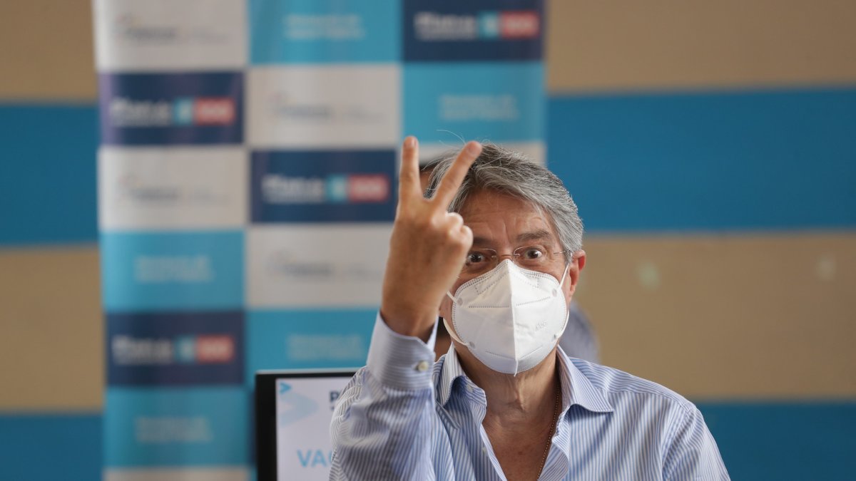 Guillermo Lasso recibió la segunda dosis en la Universidad de Guayaquil.