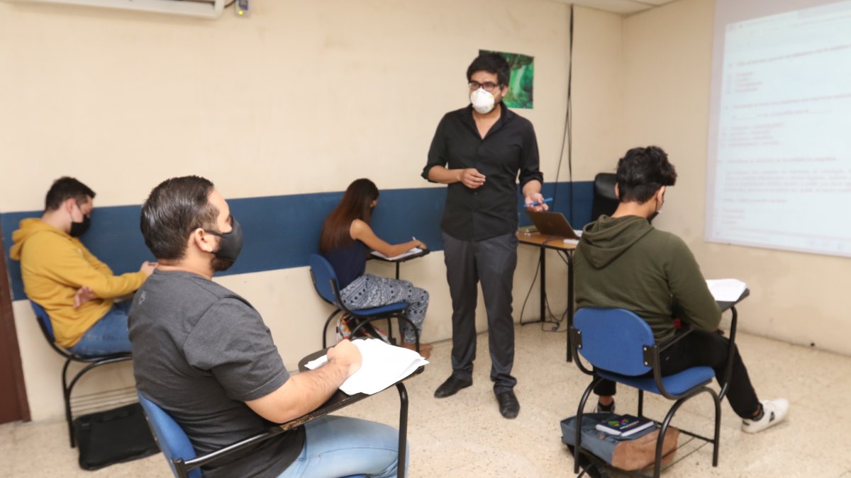 Decenas de jóvenes se preparan en el preuniversitario Evolución para rendir la nueva prueba de ingreso a la universidad.