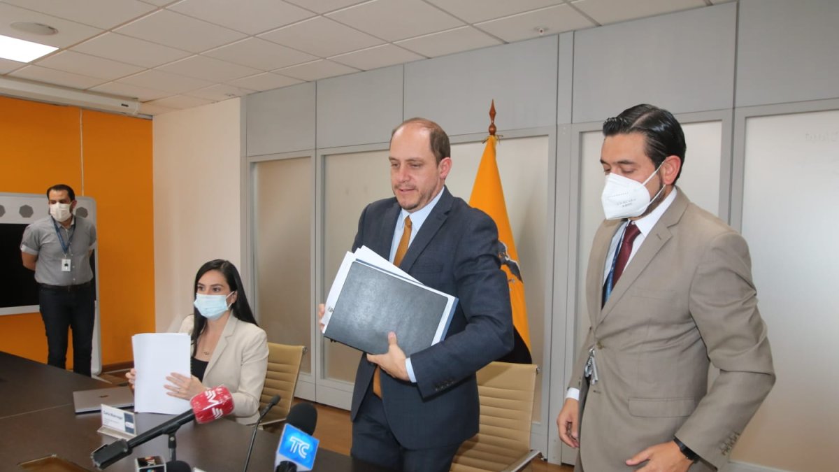 El ministro Julio José Prado anunció ayer la reducción de aranceles. El Gobierno ha decidido tomar las primeras medidas de reactivación casa adentro.