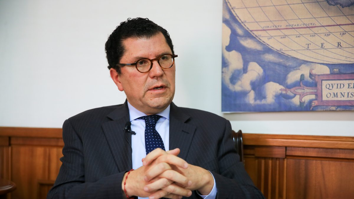 En la imagen, el embajador de Ecuador en Francia, Efraín Baus.