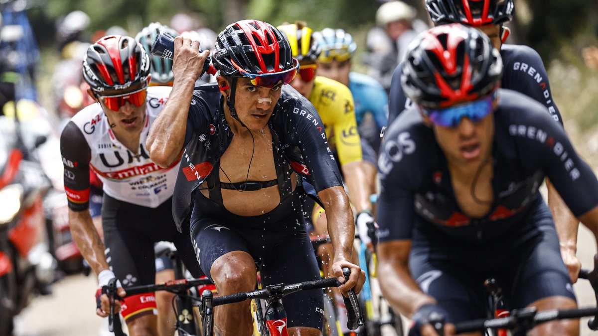 El ecuatoriano Richard Carapaz (c) llegó en el puesto 20 durante la etapa celebrada el sábado 10 de julio y se ubica quinto en la general.