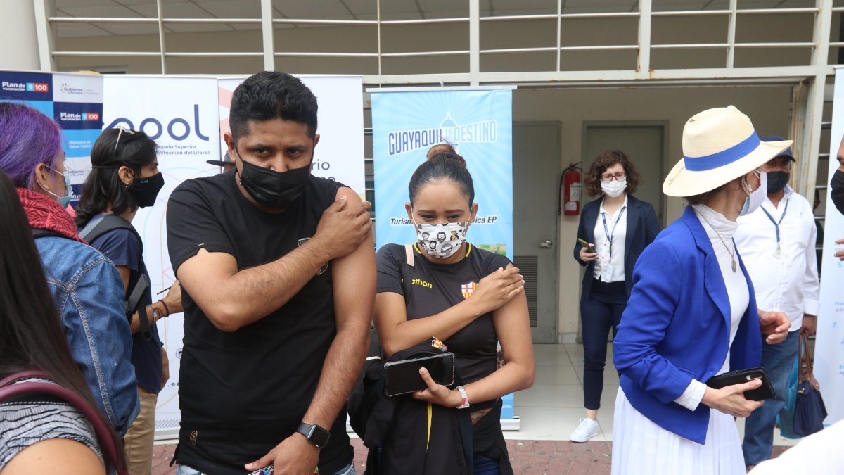 Inoculación. Los trabajadores tenían una cita previa para recibir su dosis.