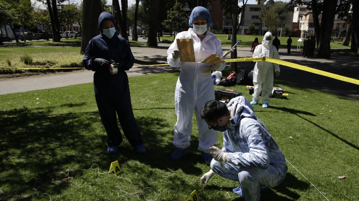Trabajo de cuidado. El futuro perito Ismael Bermeo usa un hisopo para tomar muestras de sangre del suelo.