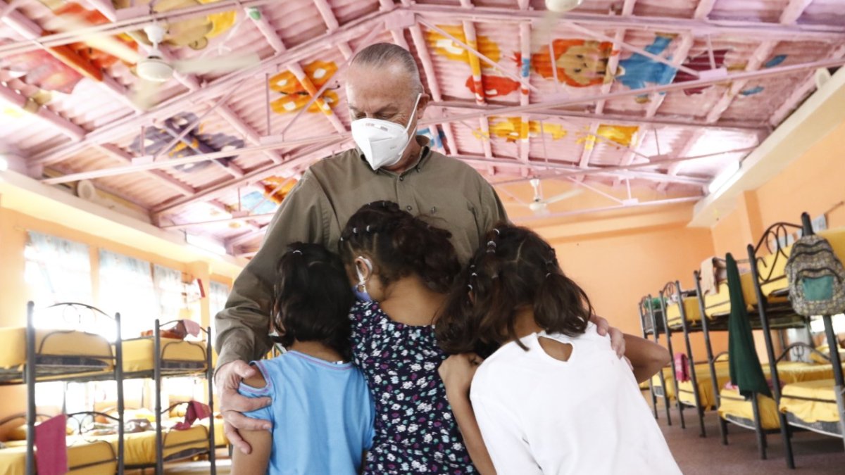 Niñas de la casa hogar Inés Chambers, junto al director de ese centro, Ricardo Koenig.