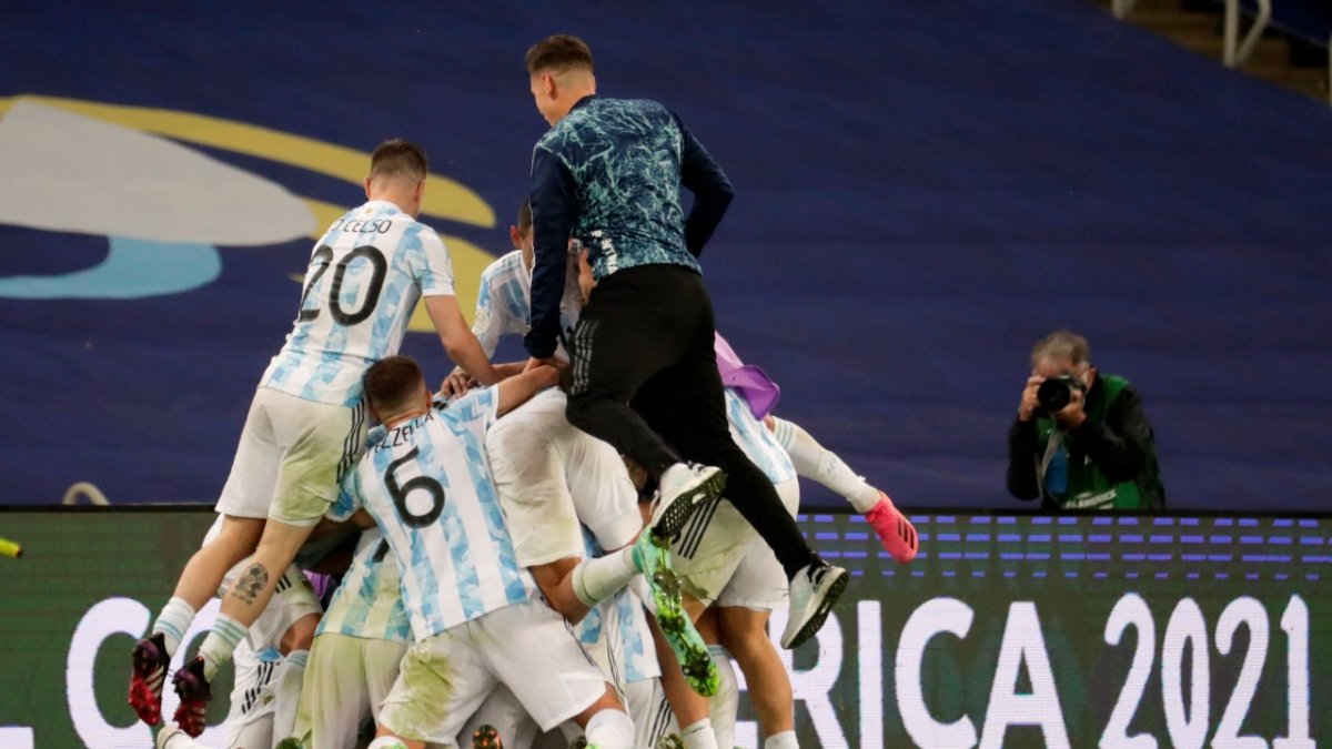 Argentina gana 1-0 a Brasil en el mítico Maracaná.