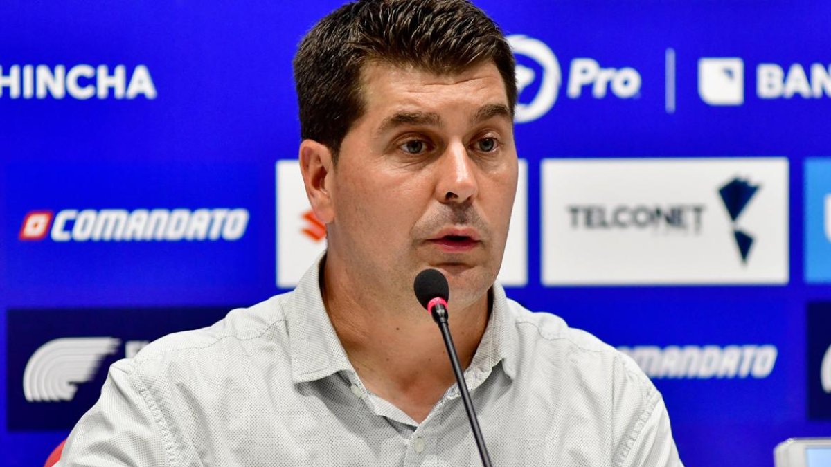 Ismael Rescalvo, entrenador de Emelec, manifestó estar cansados de sentirse perjudicado por el arbitraje nacional.