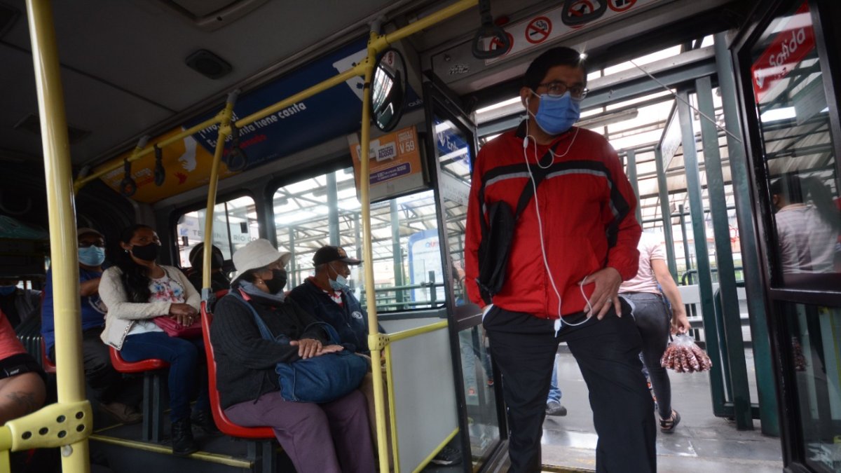 Responsabilidad. Los usuarios deben respetar el uso de mascarilla y distanciamiento dentro de las unidades.