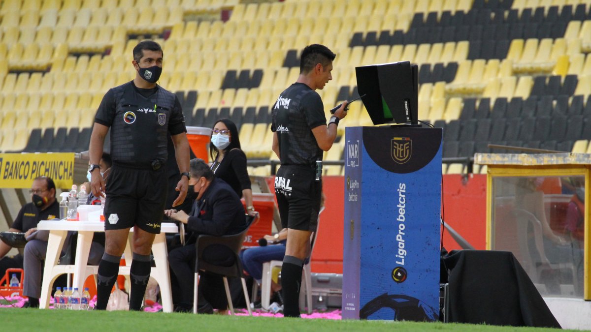 Emelec solicitó árbitros foráneos para controlar el VAR en las finales ante Independiente del Valle.