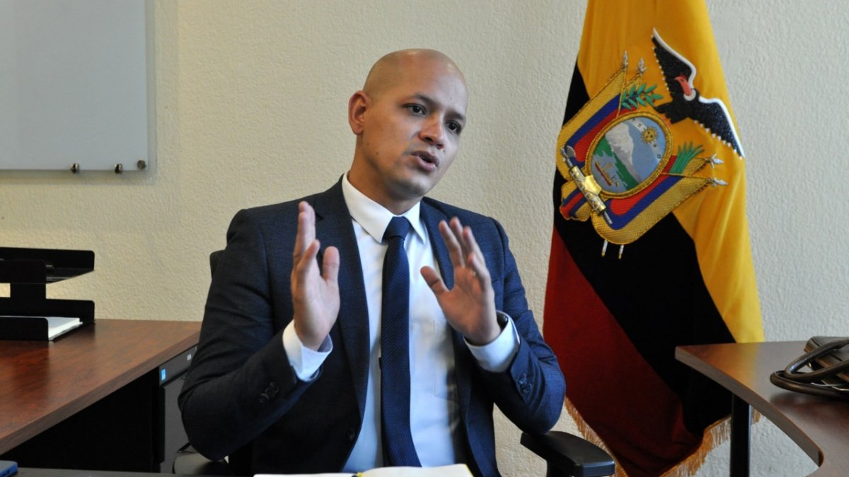 Es economista por la Universidad Politécnica del Litoral, con especialización en Teoría y Política Económica. Fue subdirector de Investigaciones de la Fundación Ecuador Libre