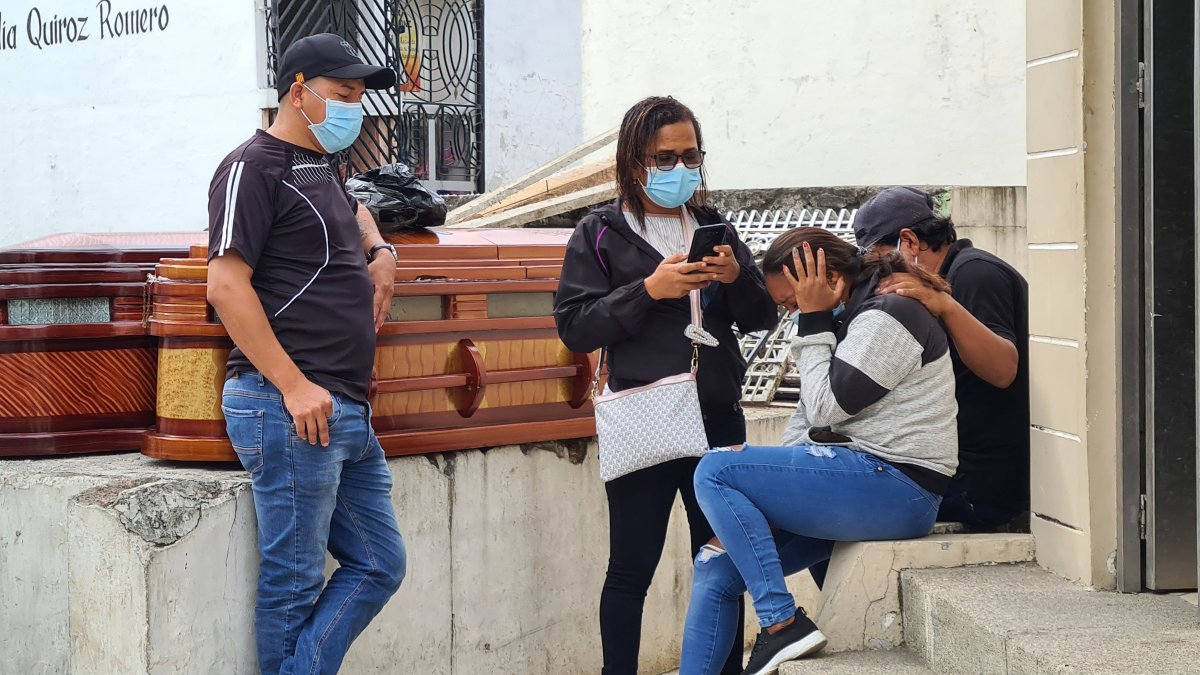 Hecho. Los familiares de las víctimas esperaban afuera de la morgue que les entregaran los cuerpos.