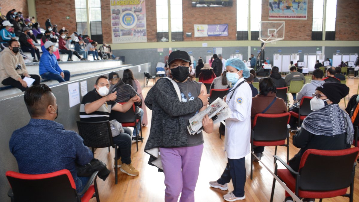 Orden. Uno a uno pasaron a las estaciones de vacunación para recibir la inyección en el brazo izquierdo.   
 Quito 11 de Julio de 2021 Agencia(ag-extra ag-expreso-ag-quito) Gustavo Guaman