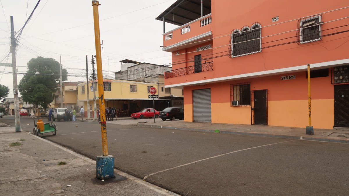 Los sicarios llegaron en un carro sin placas y en una moto.