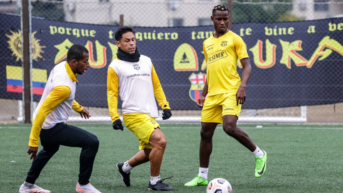 Matías Oyola, volante de Barcelona, no seguirá como parte del plantel canario.