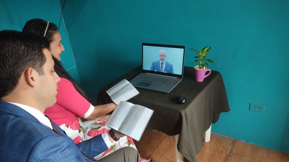 Desde los primeros meses de 2020 los testigos de Jehová realizan sus reuniones virtualmente incluso sus asambleas.
