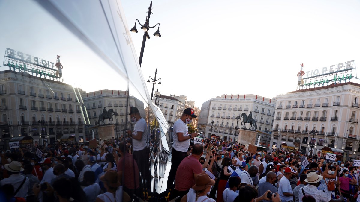 Varias personas participan en la concentración 