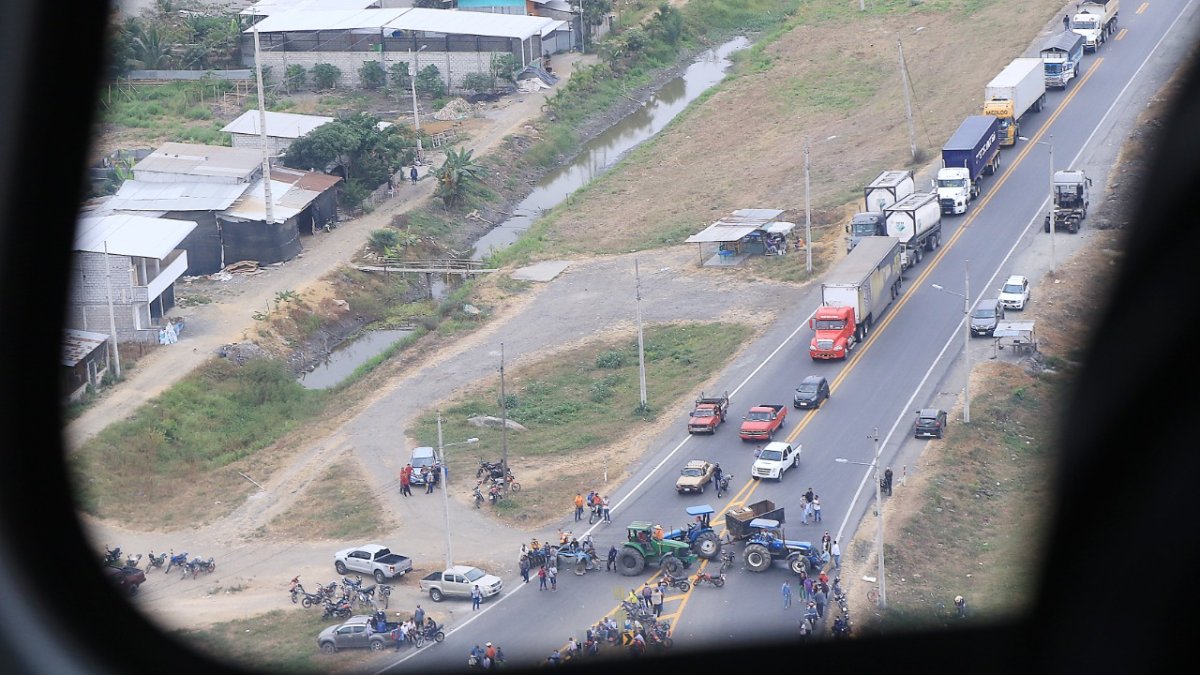 Con tractores cerraron las vía de acceso en Guayas.