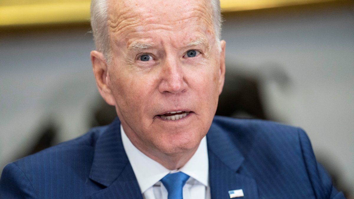 El presidente estadounidense Joe Biden ofrece hoy declaraciones a la prensa desde la Casa Blanca, en Washington, DC (EE.UU).