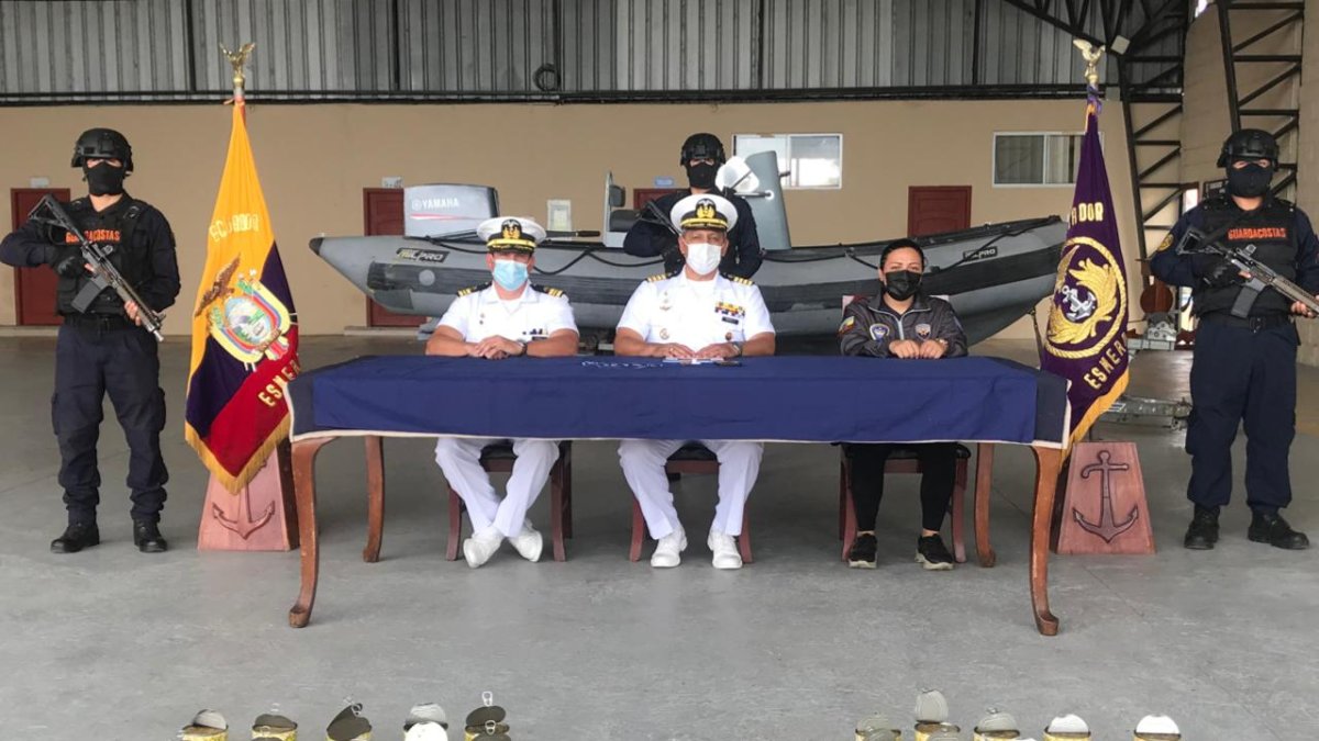 Las latas con droga que la Armada Nacional junto a la Policía Nacional encontraron en una embarcación.