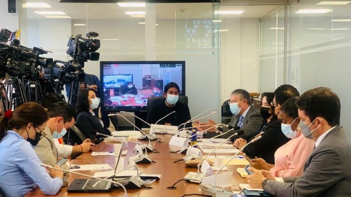 El contralor subrogante Carlos Riofrío tuvo sus primera comparecencia a la Asamblea que, al parecer, no será la última.