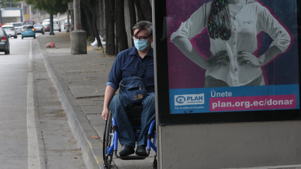 Consecuencia, El letrero de la Pedro Menéndez Gilbert evita que Aquiles Valarezo pueda movilizarse sobre la acera.