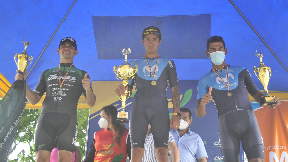 Jorge Montenegro (c), líder del Movistar Team Ecuador, ganó la Cicleton desarrollada en Machala.
