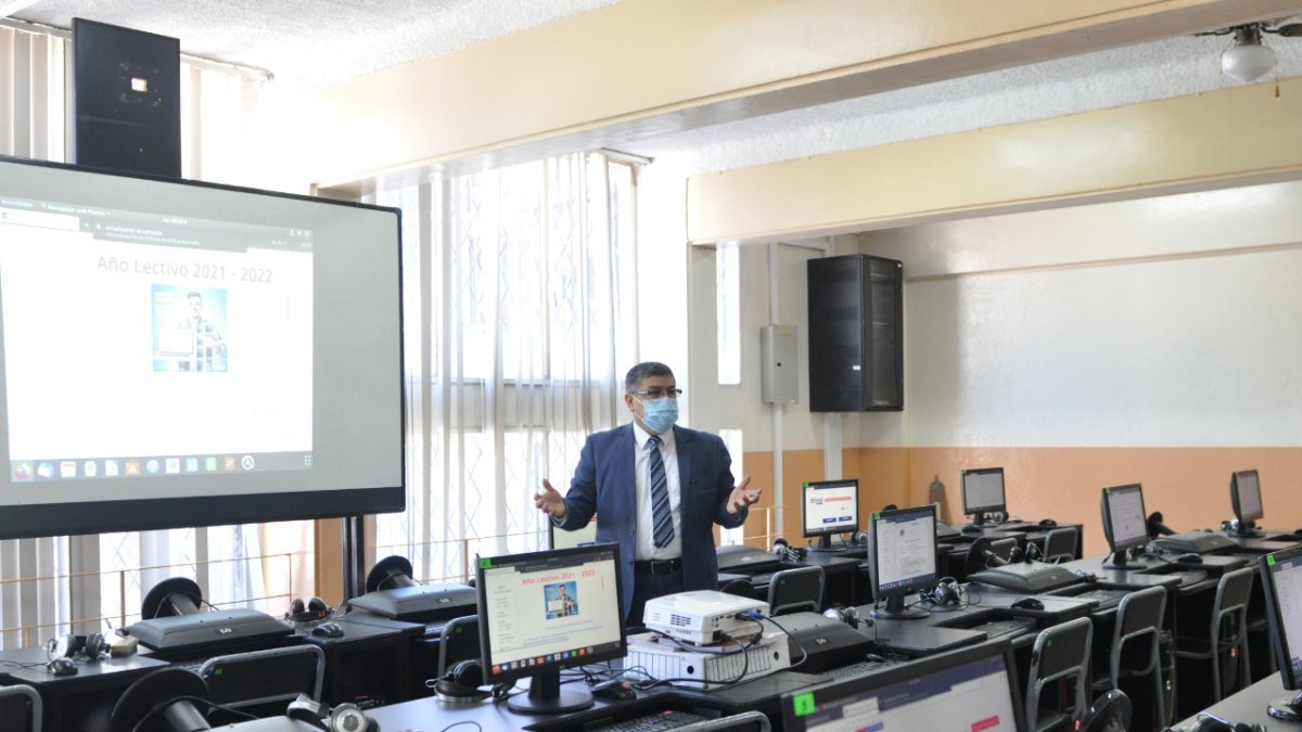 Y 


Laboratorios. Patricio Avilés, secretario de Educación municipal, muestra la disposición de equipos para recibir a los alumnos.