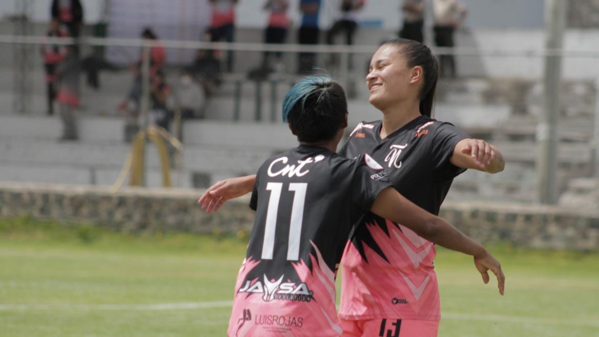 Karen Páez (d) marcó en la victoria de Ñañas sobre San Miguel de Ibarra y es la goleadora de la zona 2 con 13 tantos.