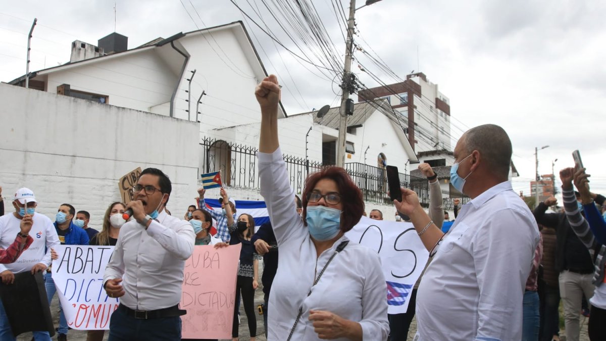 Denuncias. Cubanos radicados en Ecuador protestaron en la capital por la censura que se vive en su país.