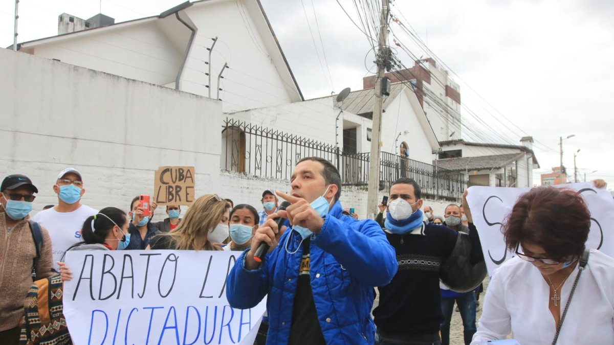 Migrantes cubanos protestaron en los exteriores de la embajada de Cuba en Quito.