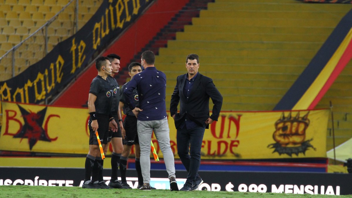 Ismael (d) y Juan Rescalvo (de espaldas), DT y asistente de Emelec, descontentos con el juez Luis Quiroz.