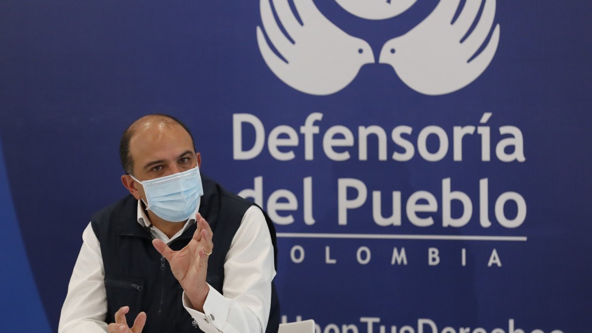 El defensor del Pueblo, Carlos Camargo, habla durante una rueda de prensa este martes en Bogotá (Colombia).
