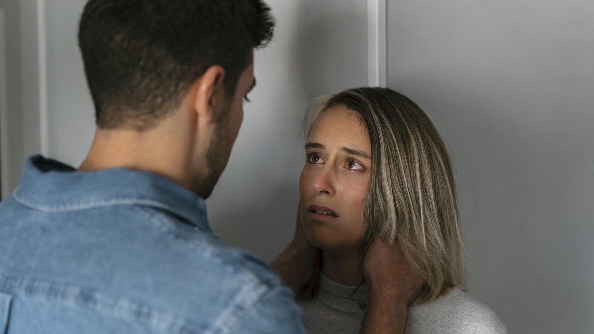 La dependencia emocional puede causarse por baja autoestima.