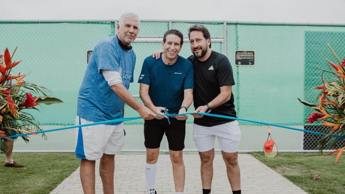 Gómez (i) y Morejón (d), durante el corte de cinta en la inauguración.