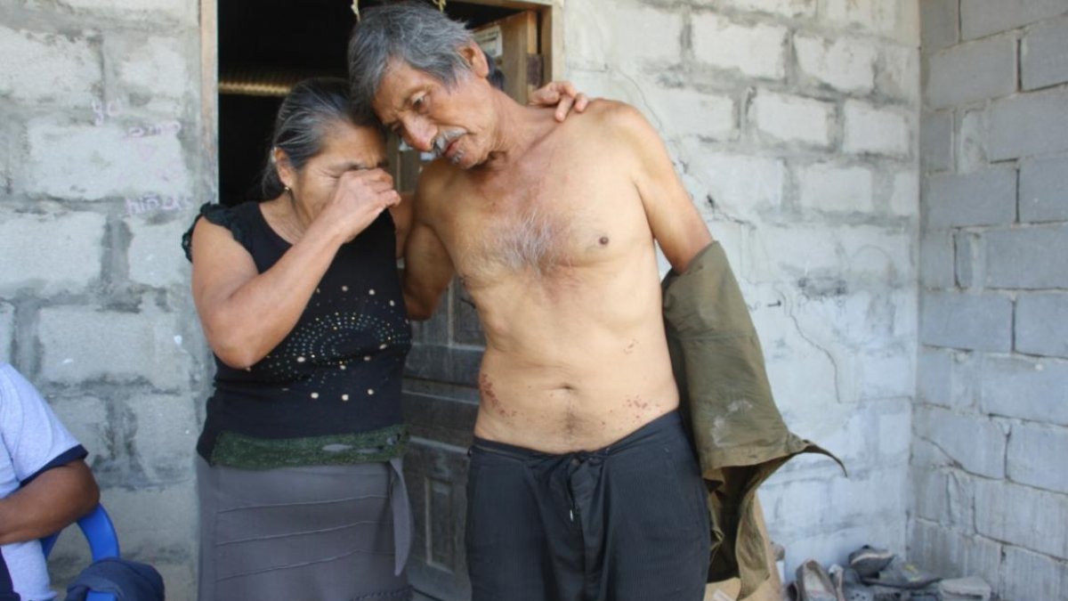 El comunero Eleno Quinde fue recibido por su esposa después de la pesadilla que vivió.