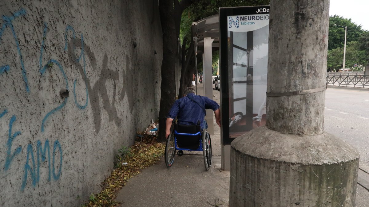 Hecho. Desplazarse en silla de ruedas implica sortear todo tipo de trabas.