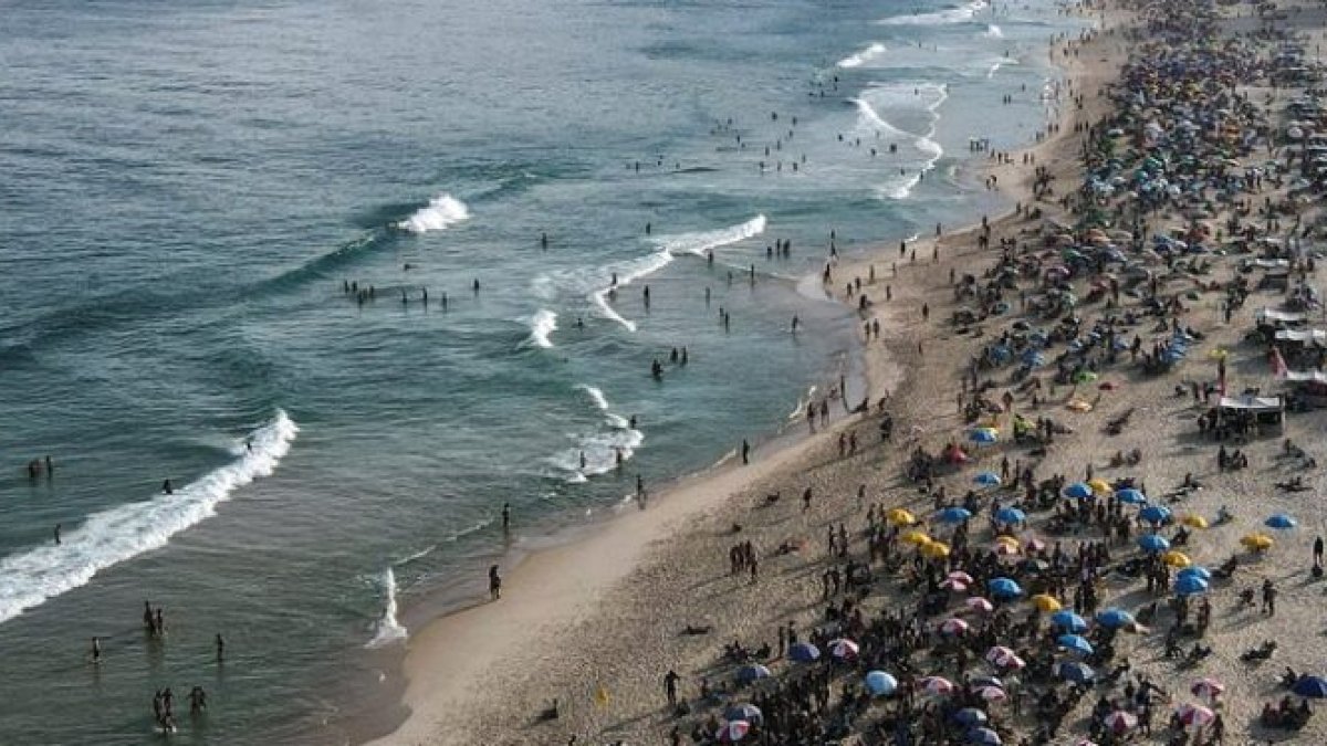 Una playa de Río de Janeiro llena de bañistas