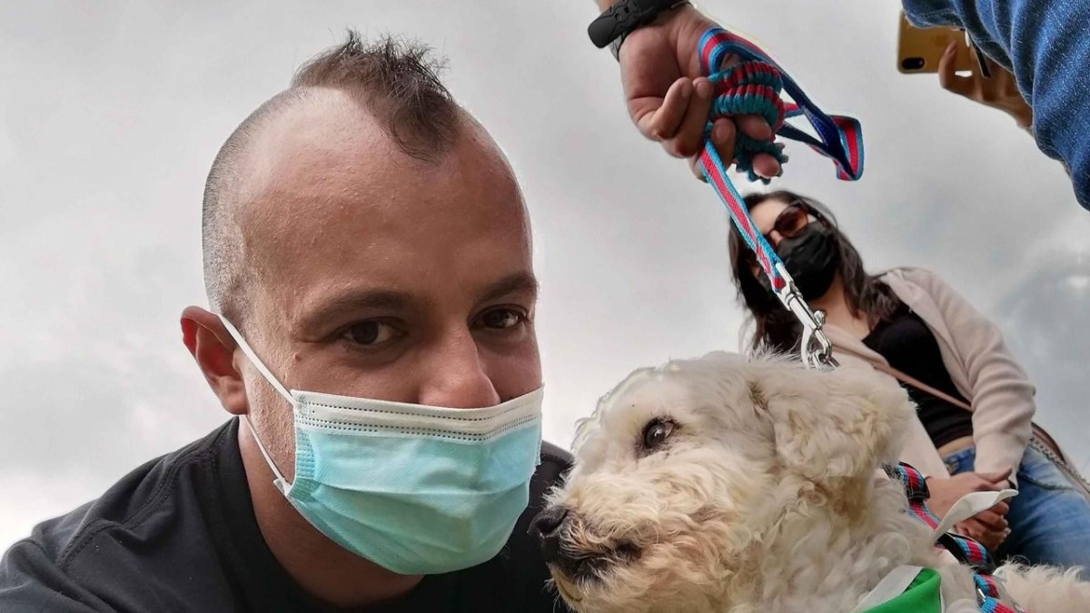 Obsequios. En el nuevo hogar del can rescatado, Lucía lo recibió con globos, juguetes y camitas acolchonadas.